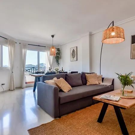 Апартаменты Modern / Quiet 3 Bdrs Flat In The Heart Of
